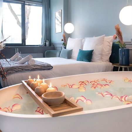 The Parisian Blue Eiffel Tower Apartment Ngoại thất bức ảnh