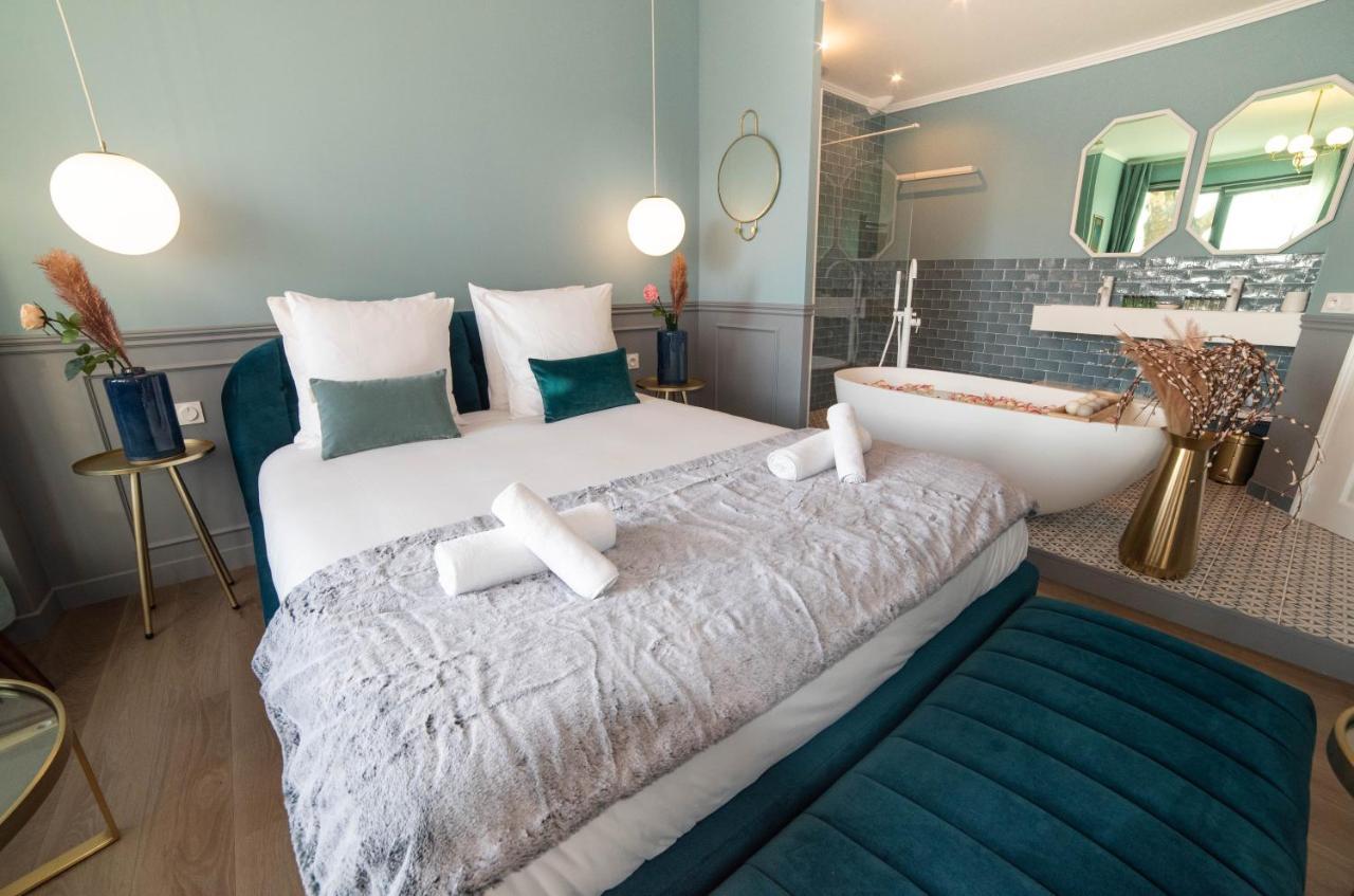 The Parisian Blue Eiffel Tower Apartment Ngoại thất bức ảnh