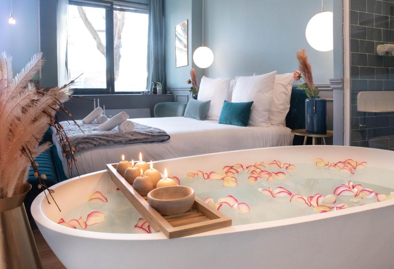 The Parisian Blue Eiffel Tower Apartment Ngoại thất bức ảnh