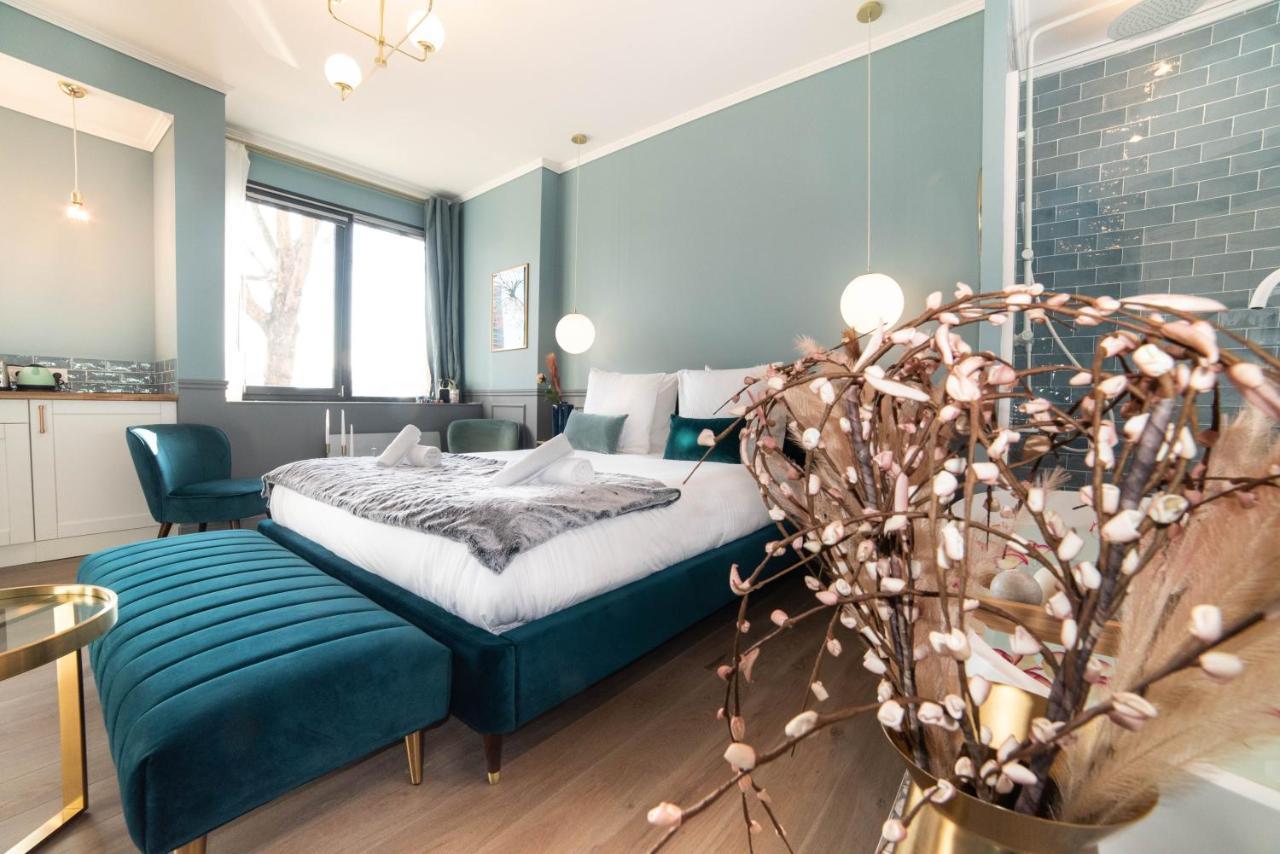 The Parisian Blue Eiffel Tower Apartment Ngoại thất bức ảnh