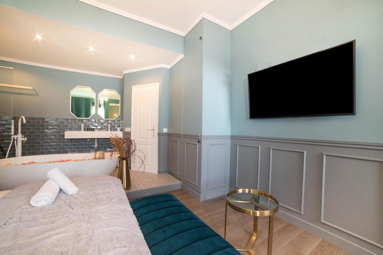 The Parisian Blue Eiffel Tower Apartment Ngoại thất bức ảnh